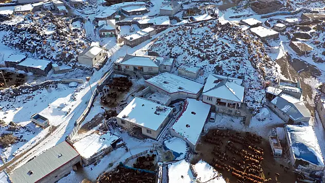 Ağrı Dağı'nın eteklerindeki köyler beyaza büründü