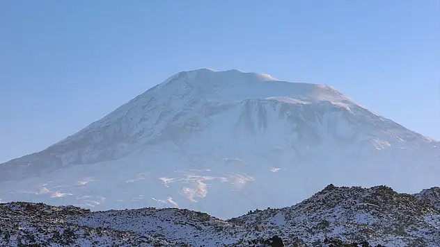 Ağrı Dağı'nın lav kayalıkları karla kaplandı!
