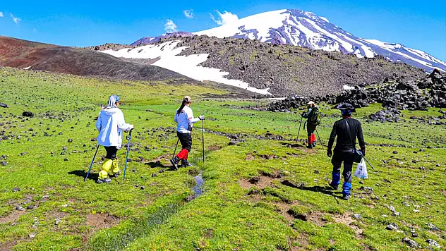 Ağrı Dağı'nın zirvesinde doğanın çizdiği figürler hayran bırakıyor