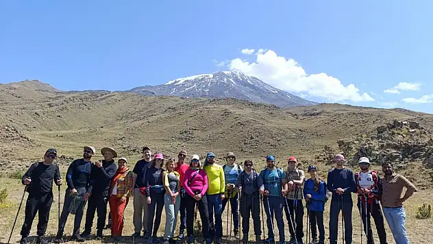 Ağrı Dağı sevdası sınırları aştı: Yabancı dağcılardan ilgi