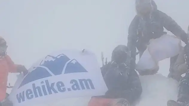Ağrı Dağı şimdiden dondu! Dağcılar 70 kilometrelik rüzgârı aşıp zirveye ulaştı