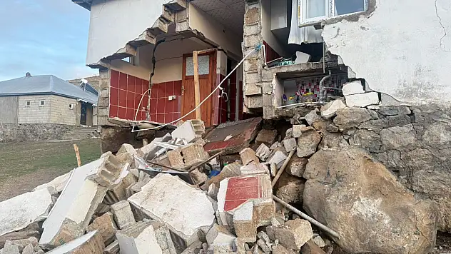 Ağrı'daki deprem köylerde hasara yol açtı