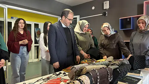 Ağrı'daki kız öğrenci yurtlarında el emeği ürünler sergilendi
