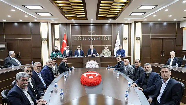 Ağrı'daki muhtarlar köylerindeki sorunları valiliğe iletti