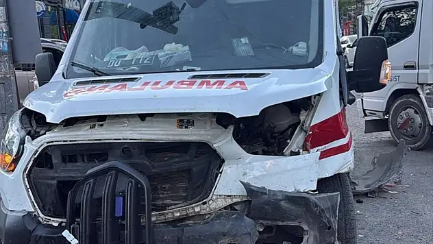Ağrı'dan dönen ambulans kaza yaptı: 4 yaralı