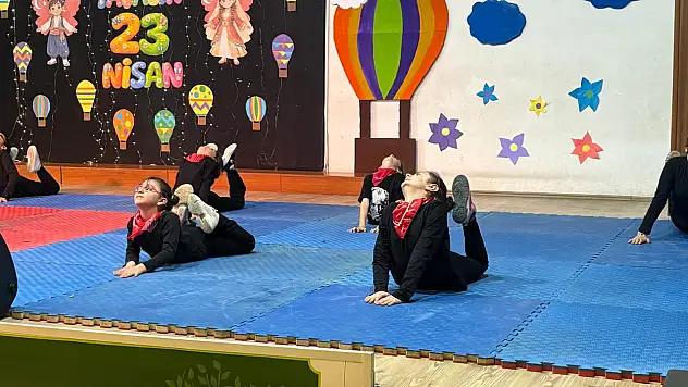 Ağrı Doğa Koleji'nde salon doldu, öğrenciler yeteneklerini sergiledi