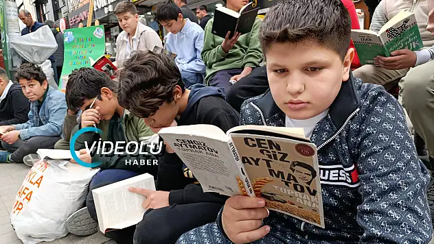 Ağrı Doğa Koleji öğrencileri kitap sevgisini caddeye taşıdı!