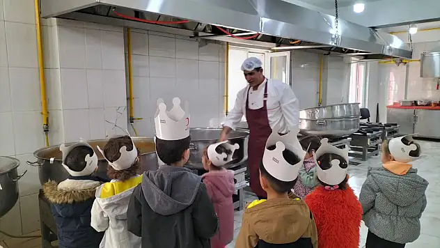 Ağrı Doğa Koleji öğrencilerinden Kızılay'a anlamlı ziyaret