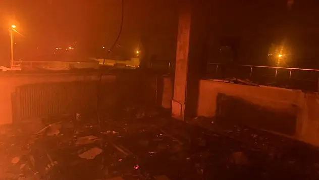 Ağrı Doğubayazıt'ta alevler sokağı aydınlattı