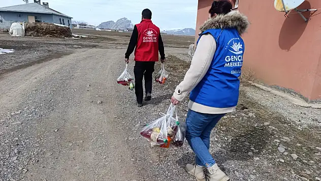 Ağrı Doğubayazıt'ta gönüllüler kapı kapı dolaşarak iftariyelik dağıttı