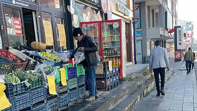 Ağrı esnafı her sabah aynı sorunla karşı karşıya
