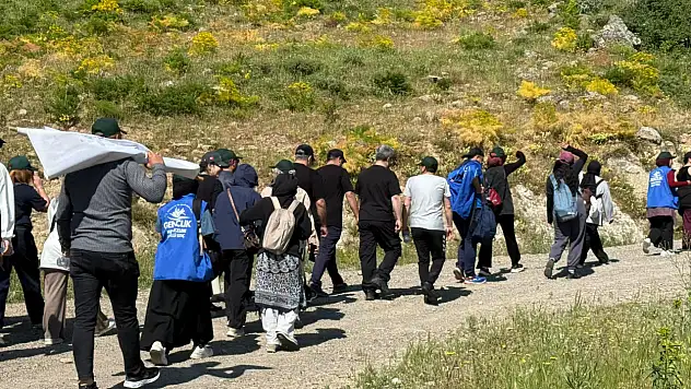 Ağrı Gençlik Merkezi bağımlılıkla mücadele için doğa yürüyüşü düzenledi