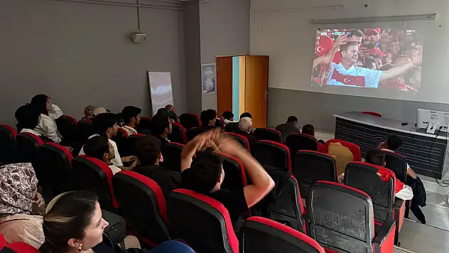 Ağrı Gençlik Merkezi'nde milli maç heyecanı
