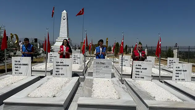 Ağrı Gençlik Merkezi'nden 15 Temmuz şehitlerine anlamlı ziyaret