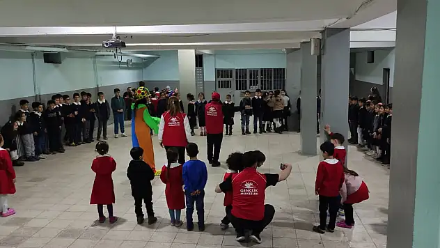 Ağrı Gençlik Merkezi'nden miniklere renkli sürpriz