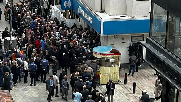 Ağrı Halk Bankası önünde yardım kuyruğu! Polis devreye girdi