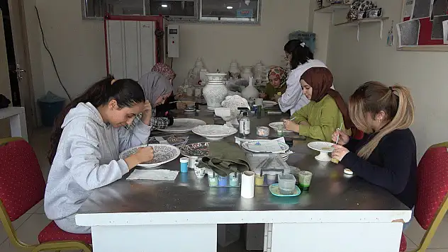 Ağrı Halk Eğitimi Merkezi'nde kadınlar eğitimle güçleniyor