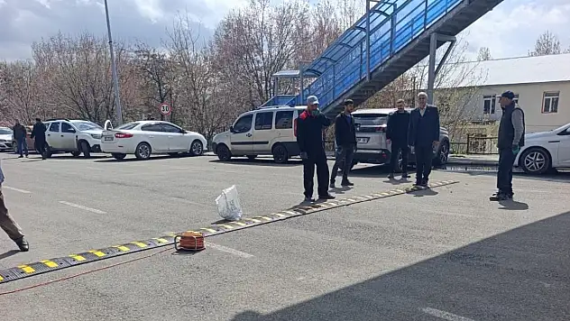 Ağrı Hamur'da ana caddeye hız kesiciler yerleştirildi