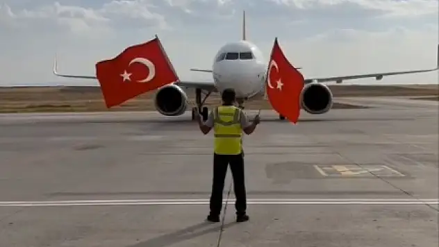 Ağrı Havalimanı'na inen uçaklara Türk bayraklı karşılama