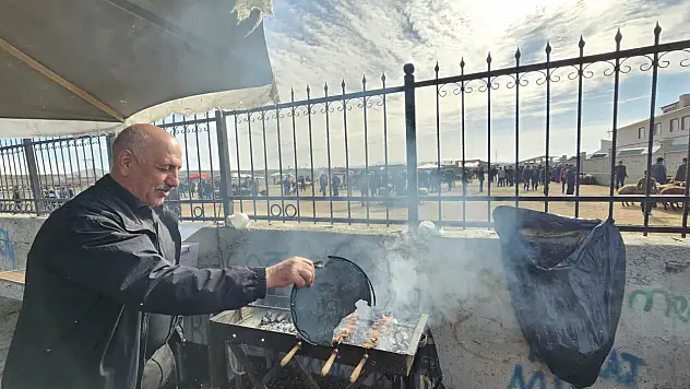 Ağrı hayvan pazarında cağ kebabı molası