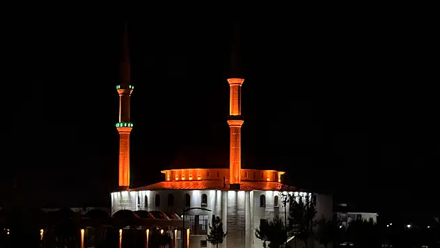 Ağrı İbrahim Çeçen Üniversitesi kampüs camisi geceyi aydınlattı
