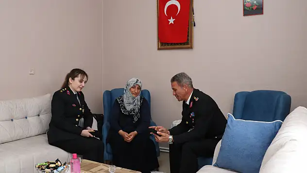 Ağrı İl Jandarma Komutanlığı'ndan şehit aileleri ve gazilere bayram ziyareti