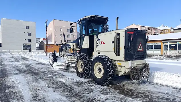 Ağrı İlçe Otogarı'ndaki kar birikintileri temizlendi, ulaşım kolaylaştı