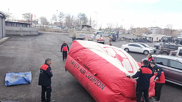 Ağrı itfaiyesi hem müdahale ediyor hem eğitiyor