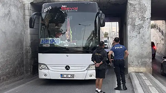 Ağrı kafilesi Kayseri'de kaza yaptı