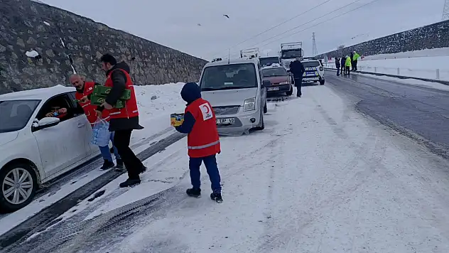 Ağrı kar ve tipi yolları kapadı! Kızılay gönüllüleri seferber oldu