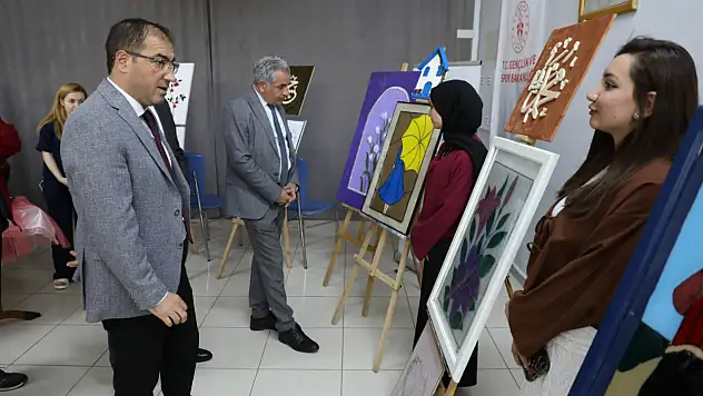 Ağrı Kız Öğrenci Yurdu'nda el emeği eserler sergilendi