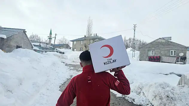 Ağrı Kızılay ekipleri Ramazan'da köylere ulaşıyor