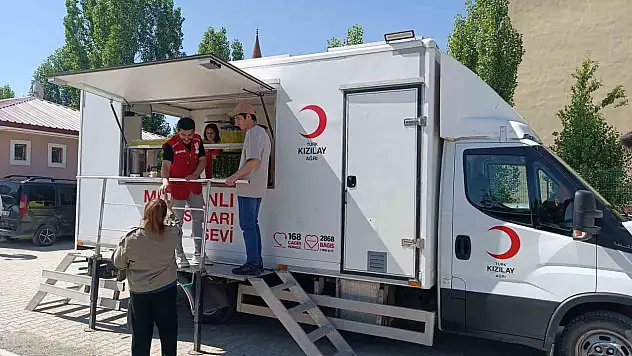 Ağrı Kızılay gönüllülerinden velilere moral, öğrencilere destek