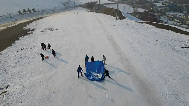 Ağrı Küpkıran Kayak Merkezi'ne brandayla kar taşınıyor