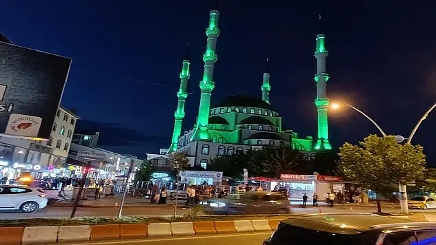 Ağrı Merkez Camii gece görünümüyle huzur saçıyor