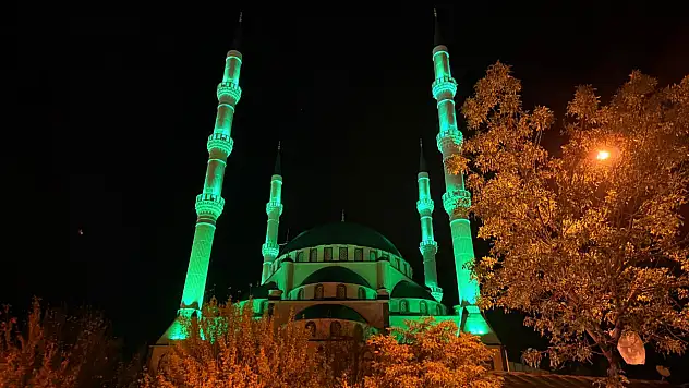 Ağrı Merkez Camii , geceyi aydınlatan yeşil ışıklarıyla dikkat çekiyor