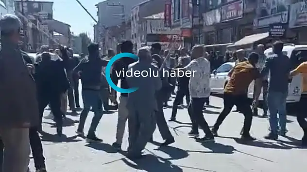 Ağrı meydanda sopalı kavga: Taraflar birbirine girdi