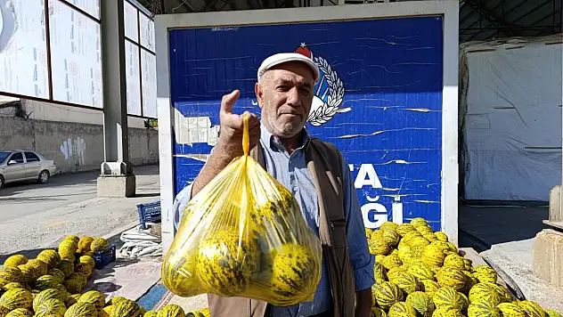 Ağrı Meydanı'nda sabahın bereketi kavun tezgâhında başladı