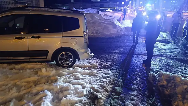 Ağrı Millet Bahçesi önünde iki araç çarpıştı