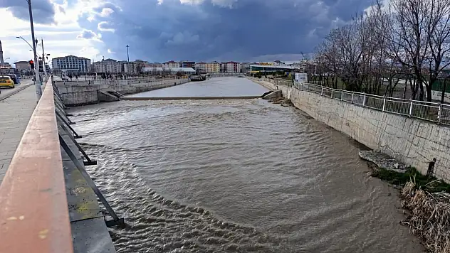 Ağrı Murat Nehri'nde Nisan yağmurlarıyla su seviyesi yükseldi