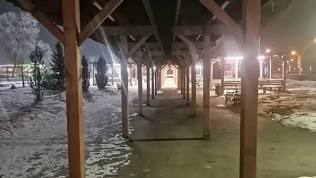 Ağrı'nın akşam ayazında parklar sessiz kaldı