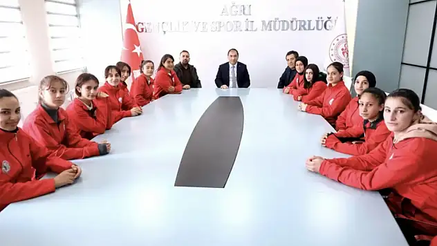Ağrı'nın başarılı kız futbol takımı Türkiye şampiyonasına hazırlanıyor
