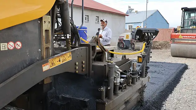 Ağrı'nın cadde ve sokaklarda asfalt mesaisi sürüyor