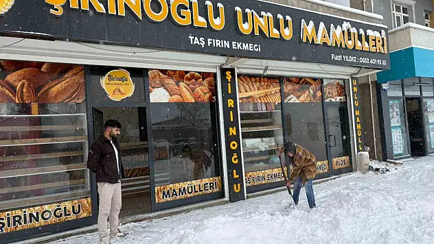 Ağrı'nın Diyadin ilçesinde esnaf kürek başına geçti