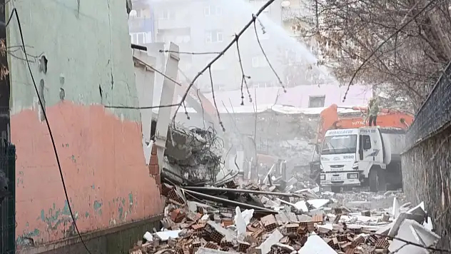 Ağrı'nın en eski okulları yıkılıyor: Şehrin kalbinde çalışmalar başladı