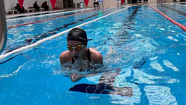 Ağrı'nın genç sporcuları 19 Mayıs için kulaç attı