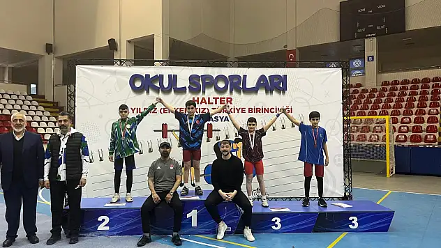 Ağrı'nın gururu Osman Oğur altın madalyanın sahibi oldu