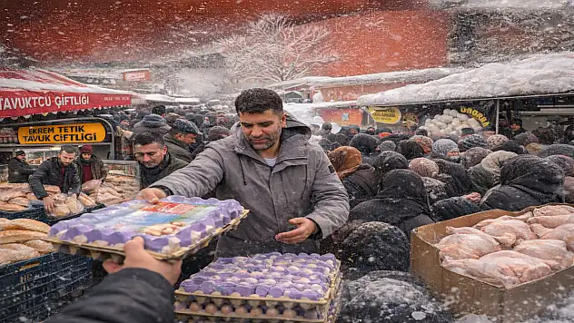 Ağrı'nın hayırsever iş insanı Ramazan'da yüzlerce aileye ulaştı