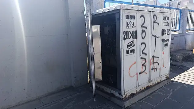 Ağrı'nın işlek caddesinde tehlikeli ihmal