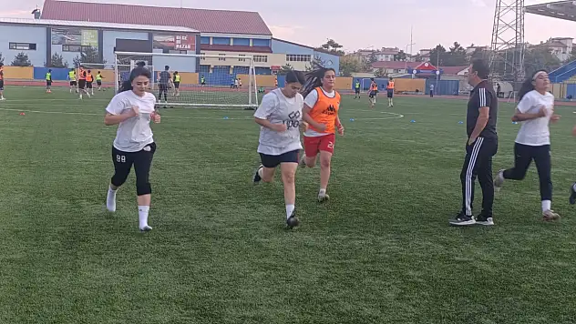 Ağrı'nın kadın futbolcuları 1. Lig için hazırlanıyor
